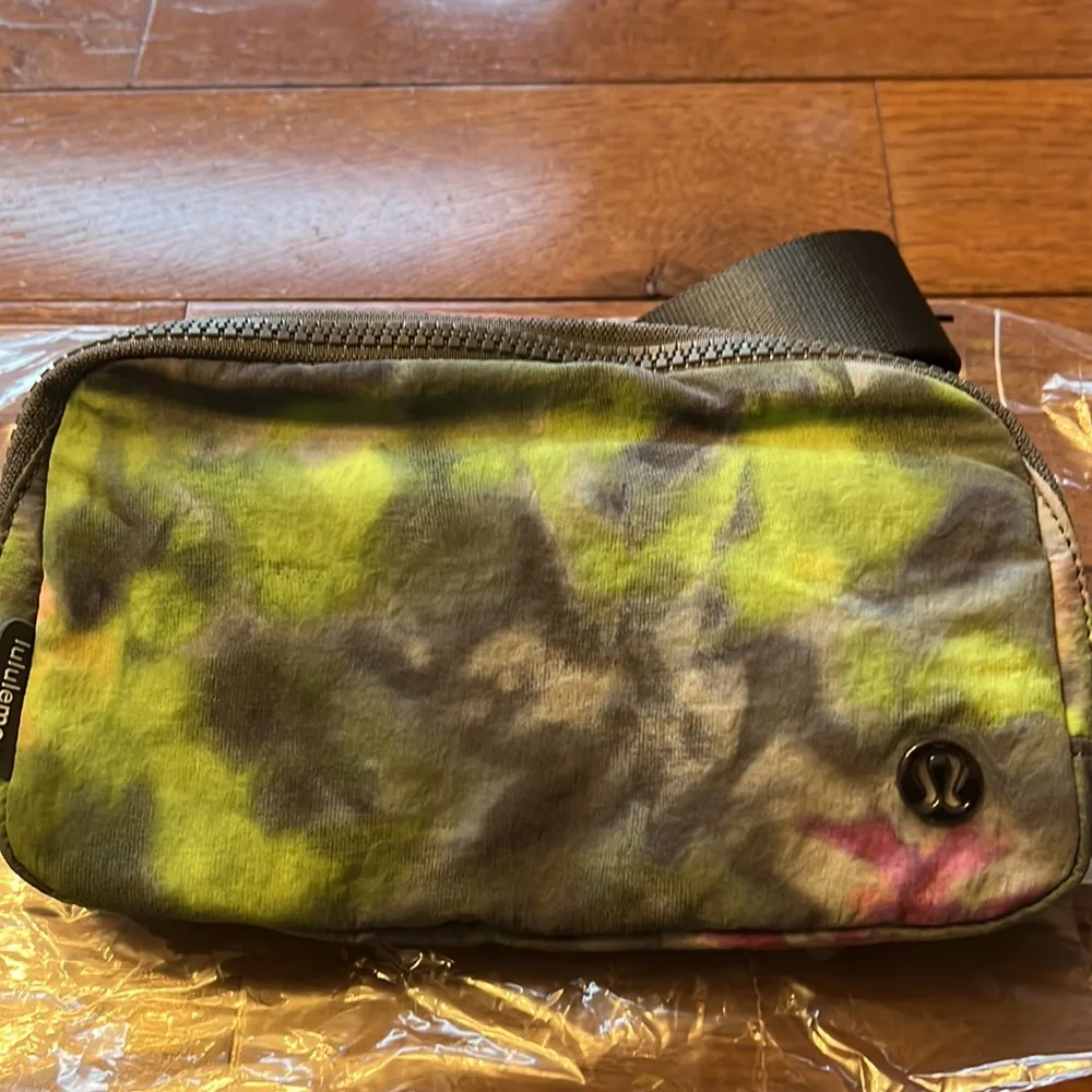 🔥LULULEMON EVERYWHERE BELT BAG 1L-HYPER DYE MULTI/ROVER PRINT🔥 - Picture 3 of 16